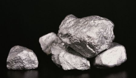 How does palladium affect the platinum market